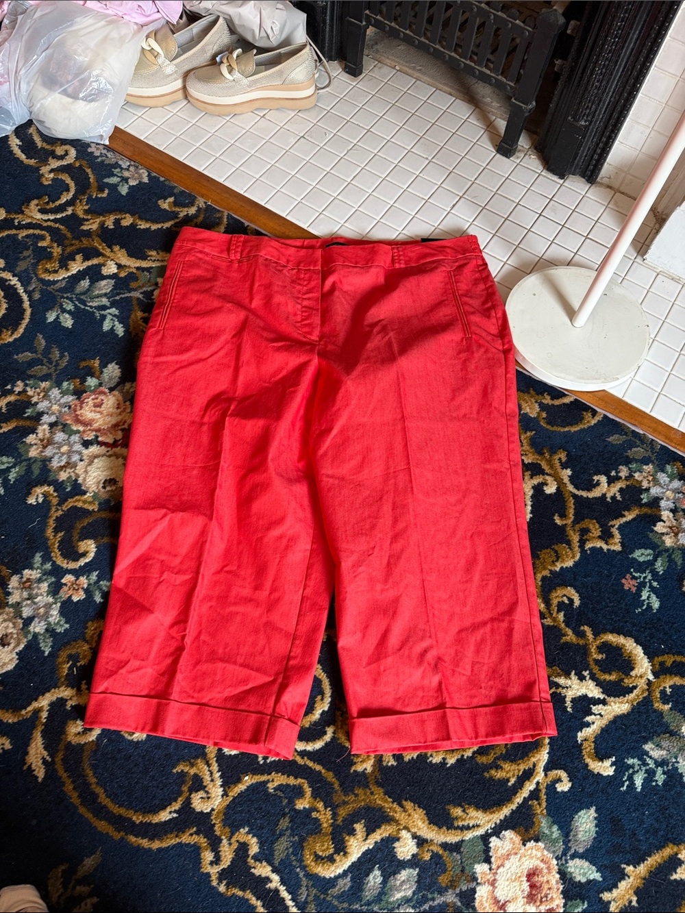 Larry Levine Woman Wardrobe Essential Crop pants. NWT. Retail 48